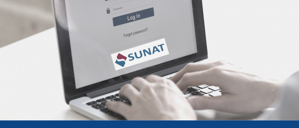 Una persona escribiendo en el teclado los datos para iniciar sesión en la plataforma Sunat
